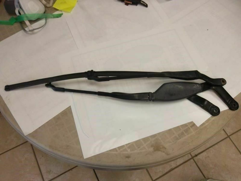 2008-2011 Mercedes-Benz CLS Windshield Wiper Arm Set A2118200444