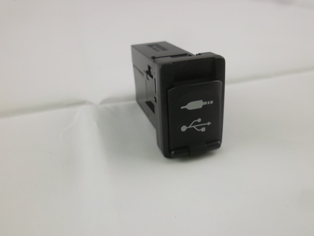 AUX/USB Port Adapter 86190-0R010 Toyota RAV4 Avalon Camry Corolla Highlander Sienna Tacoma