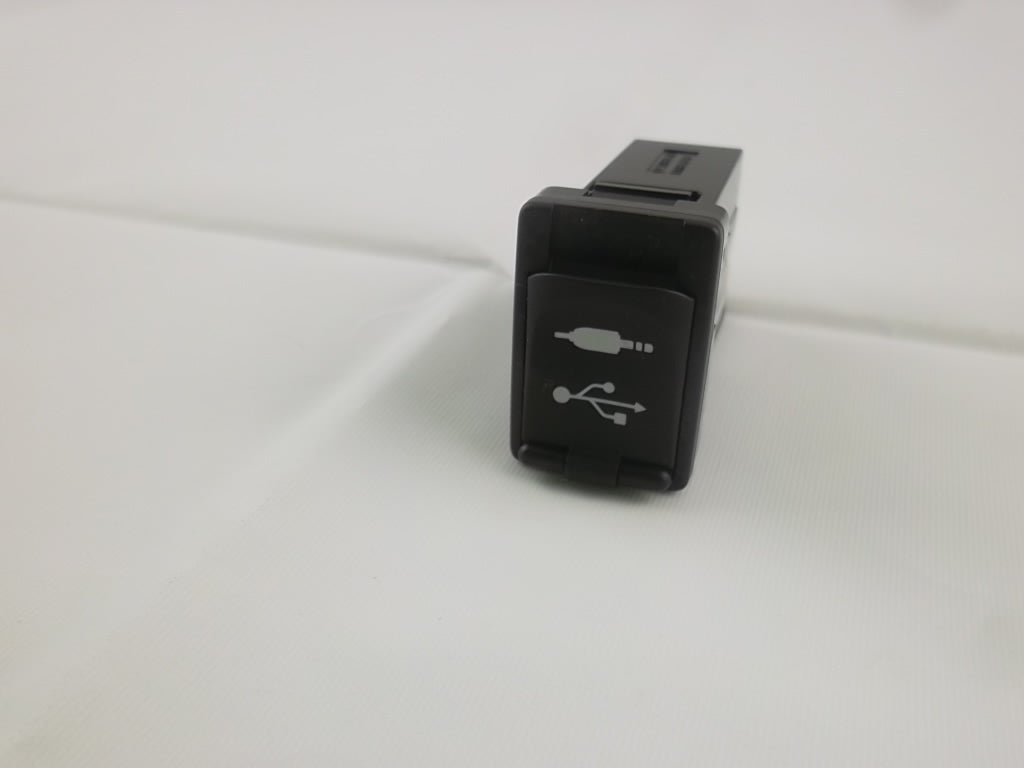 AUX/USB Port Adapter 86190-0R010 Toyota RAV4 Avalon Camry Corolla Highlander Sienna Tacoma
