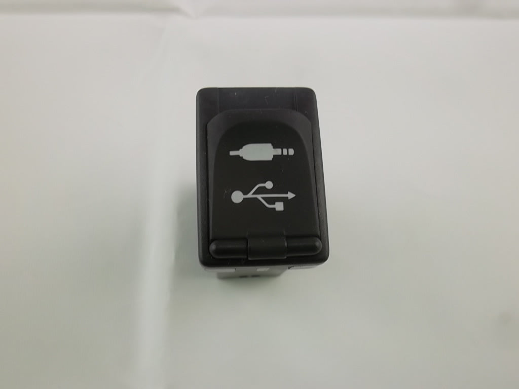 AUX/USB Port Adapter 86190-0R010 Toyota RAV4 Avalon Camry Corolla Highlander Sienna Tacoma