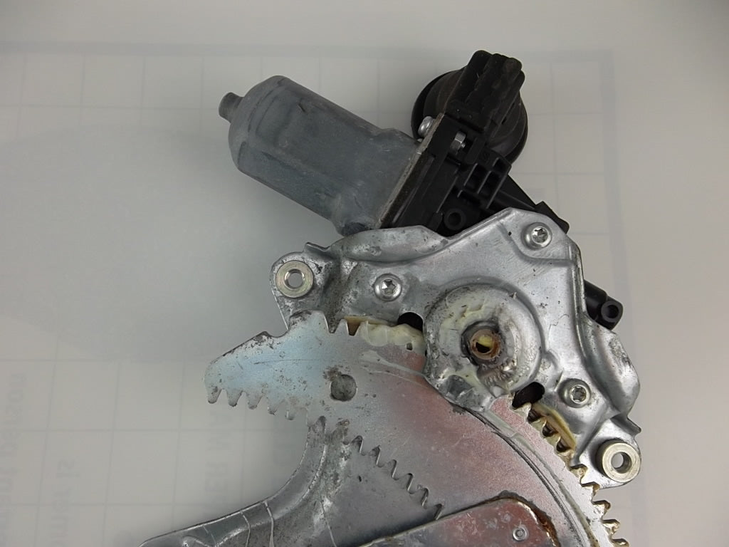 2014-2018 Toyota Corolla Front Window Regulator Passenger 69801-02300
