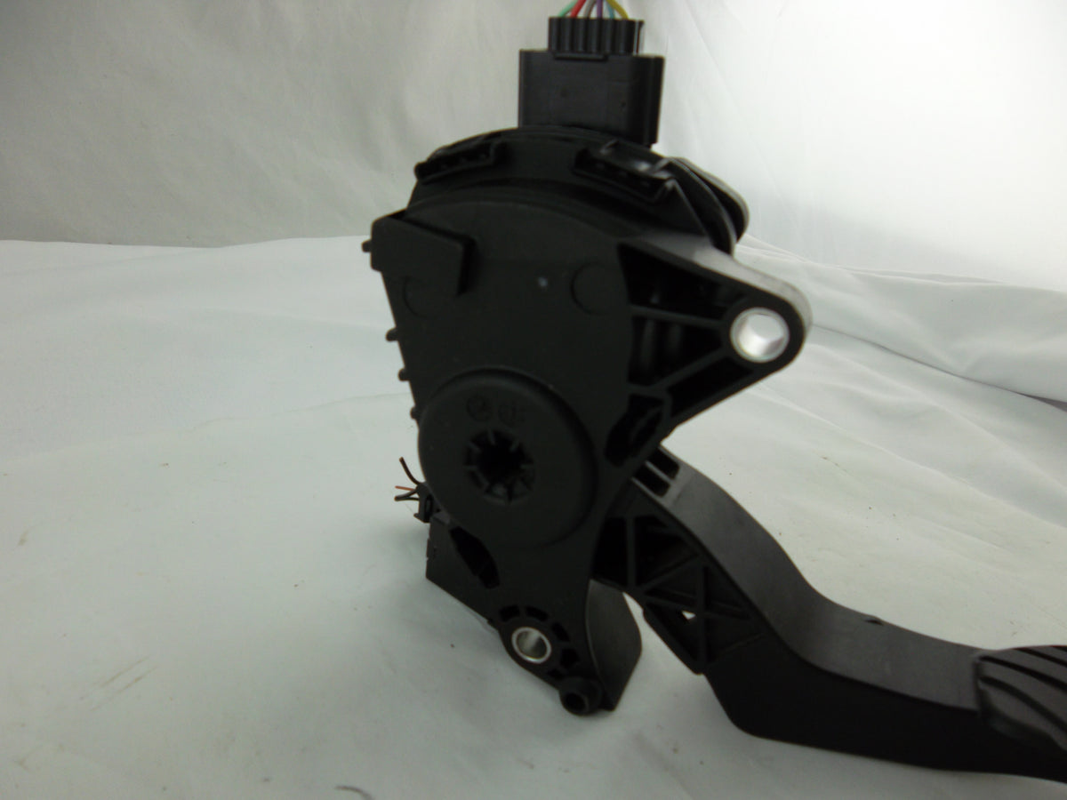 2014-2020 Nissan Rogue Accelerator Gas Pedal 18002-4BA0A