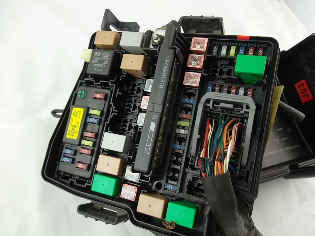 2013-2016 Hyundai Santa Fe Engine Fuse Box 91210-B8561
