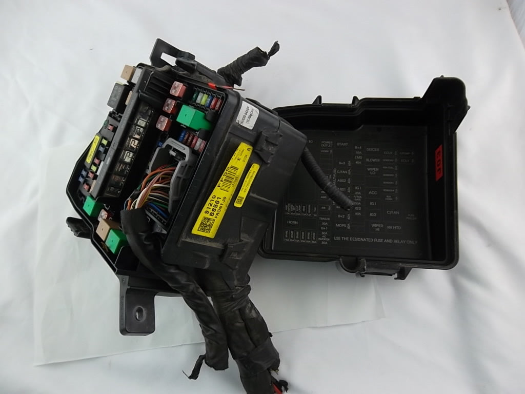 2013-2016 Hyundai Santa Fe Engine Fuse Box 91210-B8561