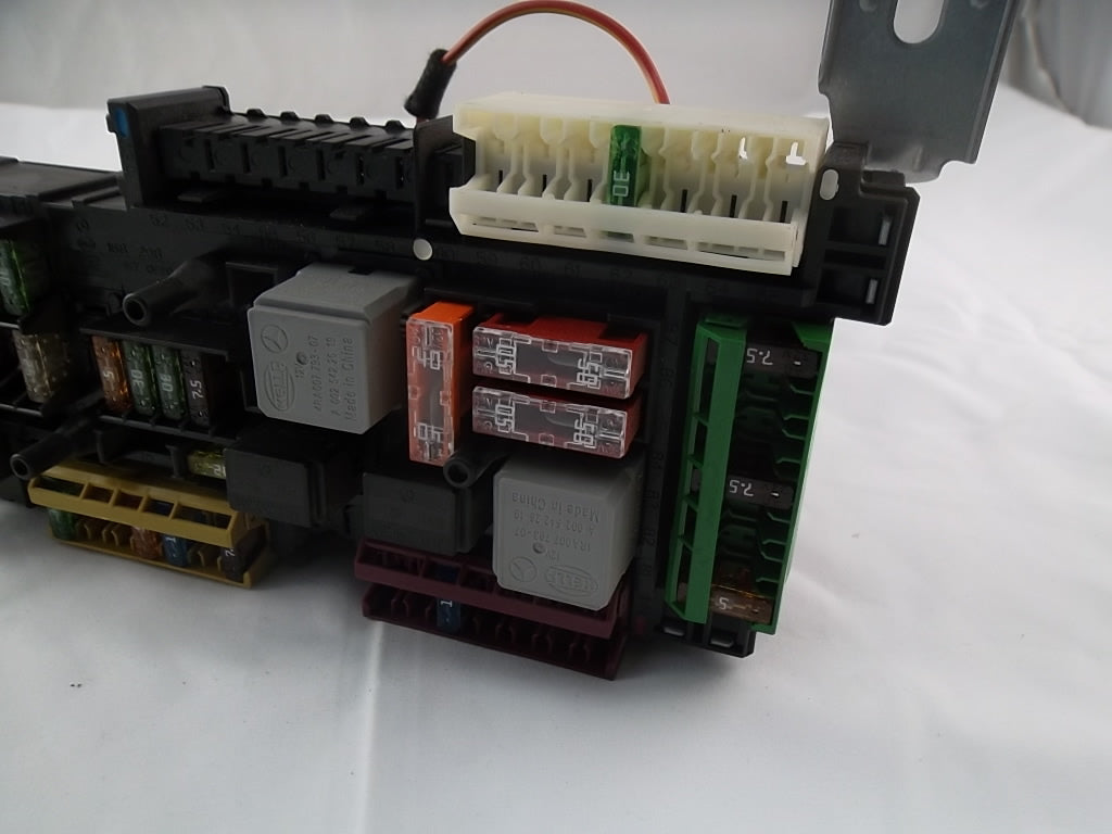 2012-2014 Mercedes Benz C300 SAM Fuse Relay Box Control Rear 204-906-02-05