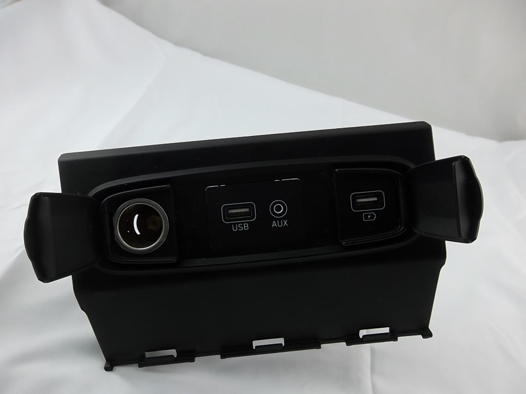 2019-2020 Hyundai Santa Fe USB Port Auxiliary Jack Charger Assembly 84630-S2020