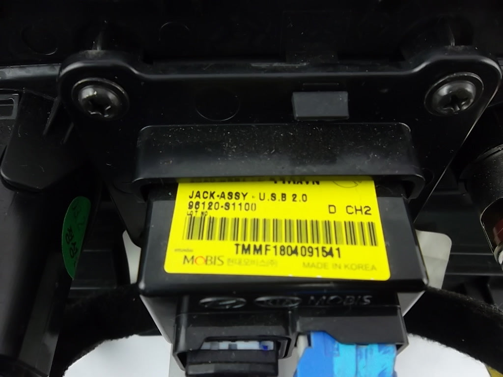 2019-2020 Hyundai Santa Fe USB Port Auxiliary Jack Charger Assembly 84630-S2020
