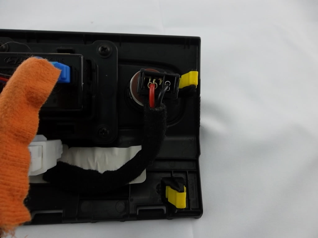 2019-2020 Hyundai Santa Fe USB Port Auxiliary Jack Charger Assembly 84630-S2020