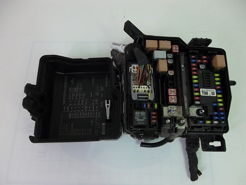 2019-2020 Hyundai Santa Fe Engine Compartment Fuse Box Assembly