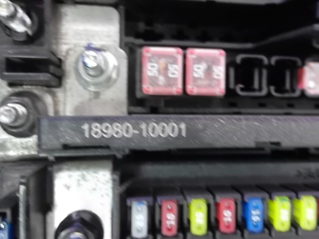 2019-2020 Hyundai Santa Fe Engine Compartment Fuse Box Assembly