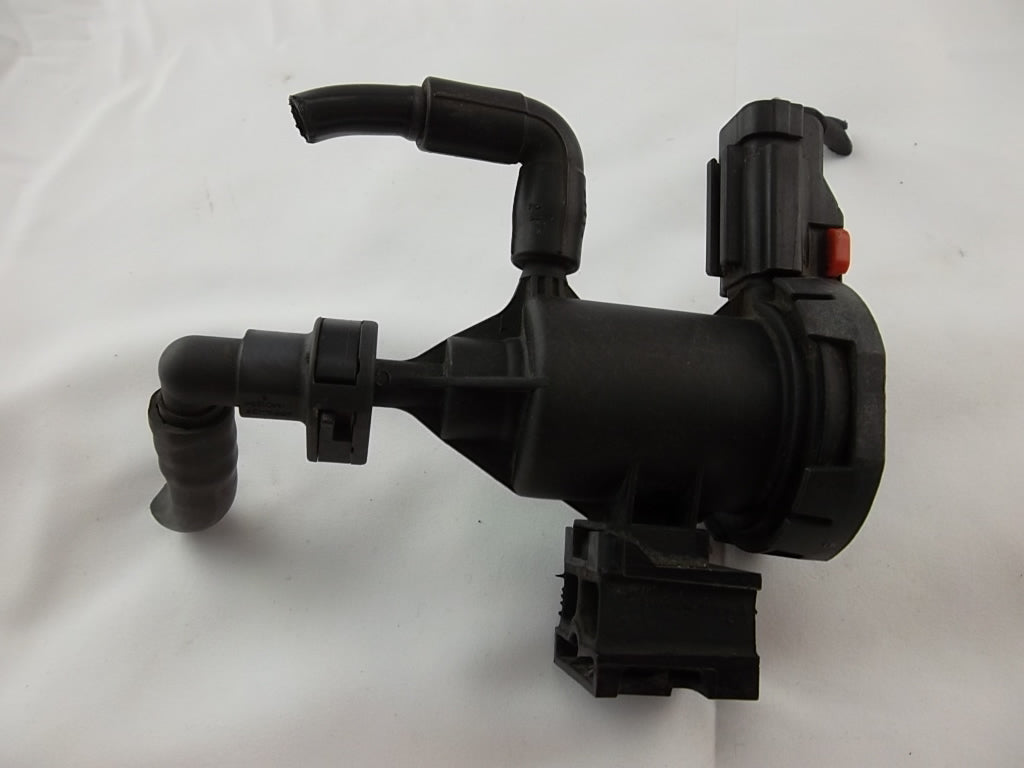 2011-2016 Mercedes Benz GL450 Vapor Canister Purge Solenoid Valve 001-476-05-32