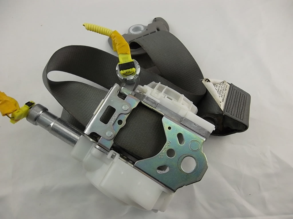 2015-2020 Toyota Sienna Front Seat Belt Passenger 73210-08080