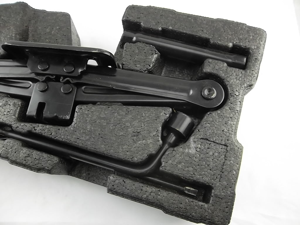 2013-2020 Hyundai Santa Fe Jack Tool Kit 09110-2W000