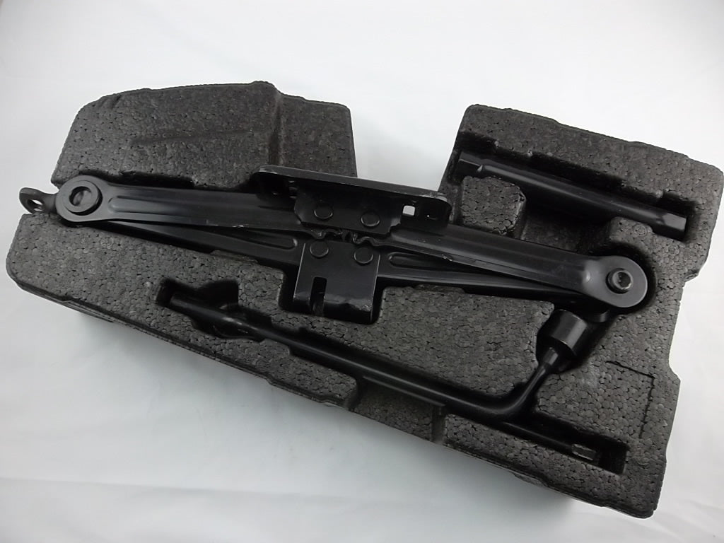 2013-2020 Hyundai Santa Fe Jack Tool Kit 09110-2W000