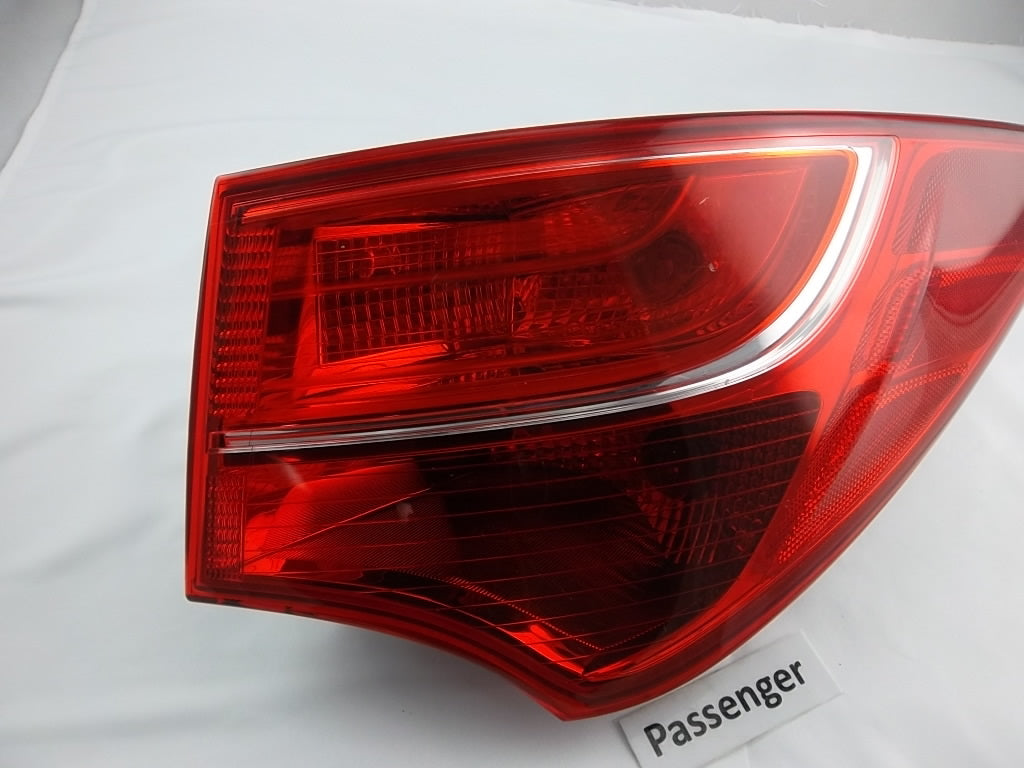 2013-2015 Hyundai Santa Fe Sport Outer Tail Light Rear Passenger 92402-4Z000