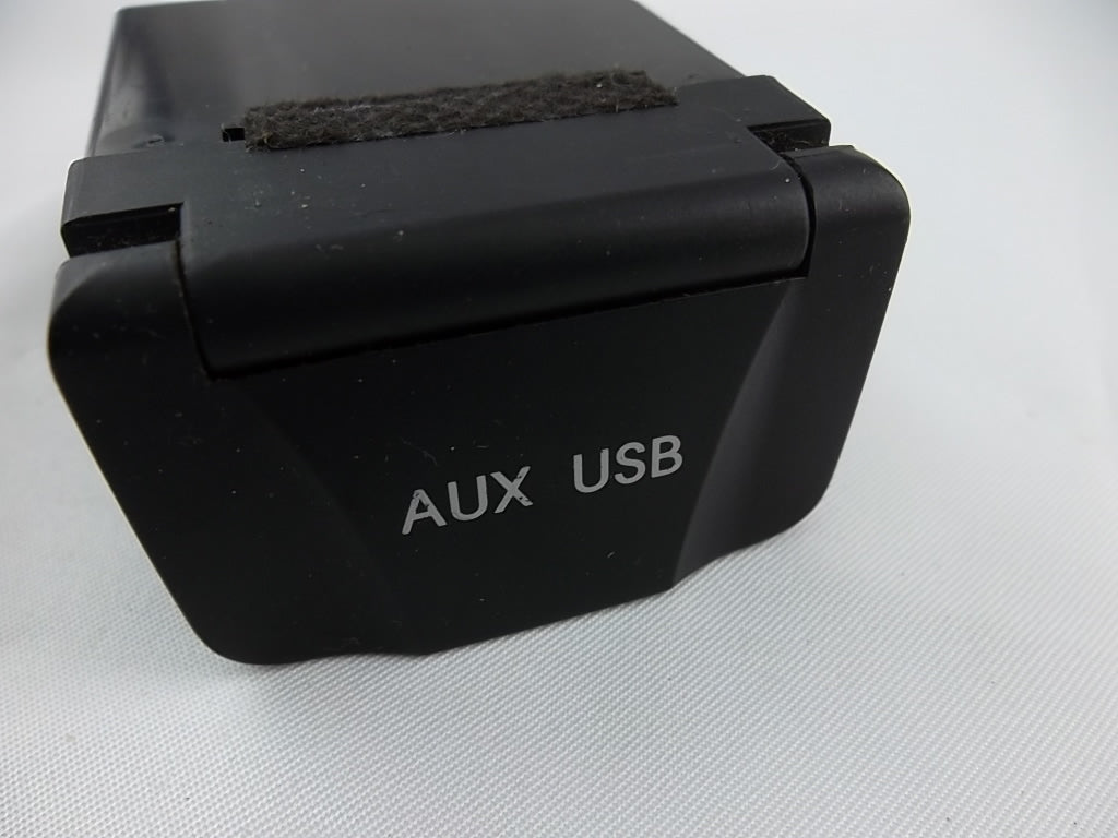 2013-2015 Hyundai Santa Fe Sport AUX USB Jack Assembly 96121-2W000