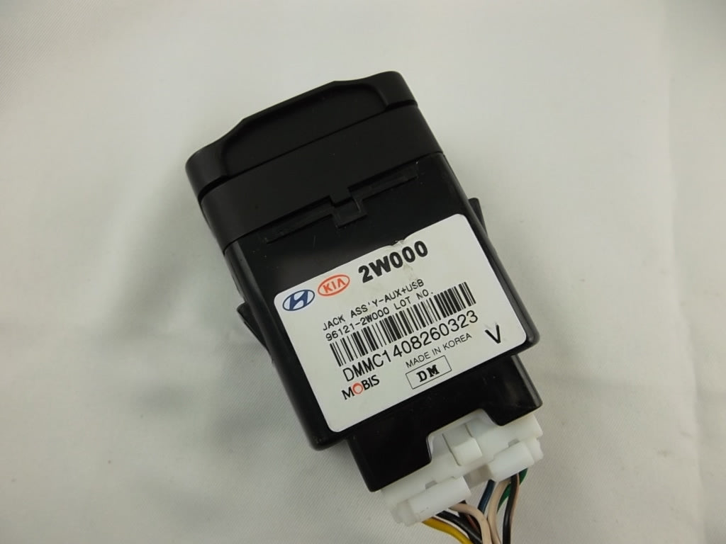 2013-2015 Hyundai Santa Fe Sport AUX USB Jack Assembly 96121-2W000