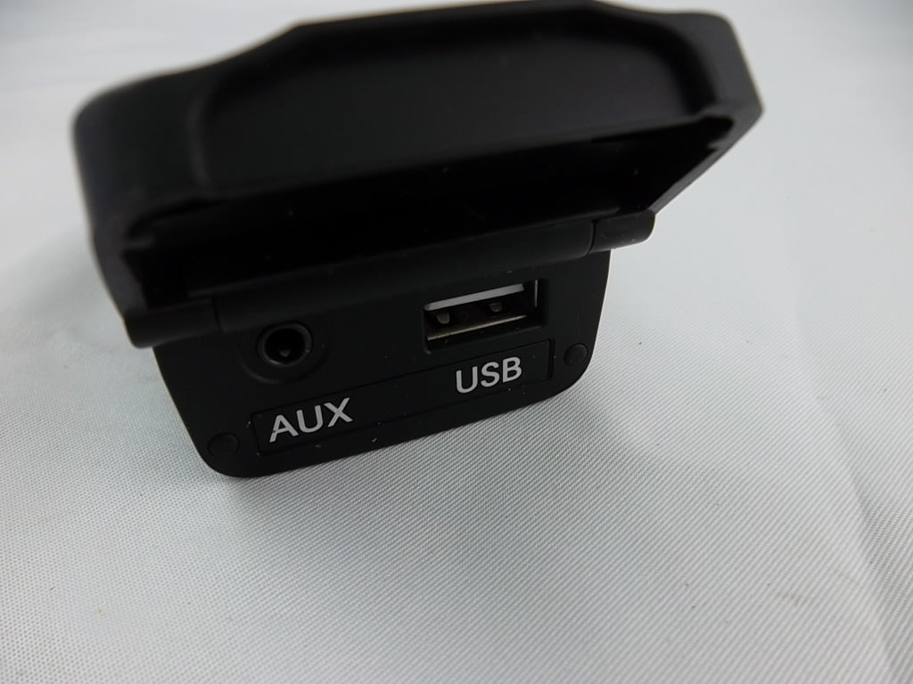 2013-2015 Hyundai Santa Fe Sport AUX USB Jack Assembly 96121-2W000