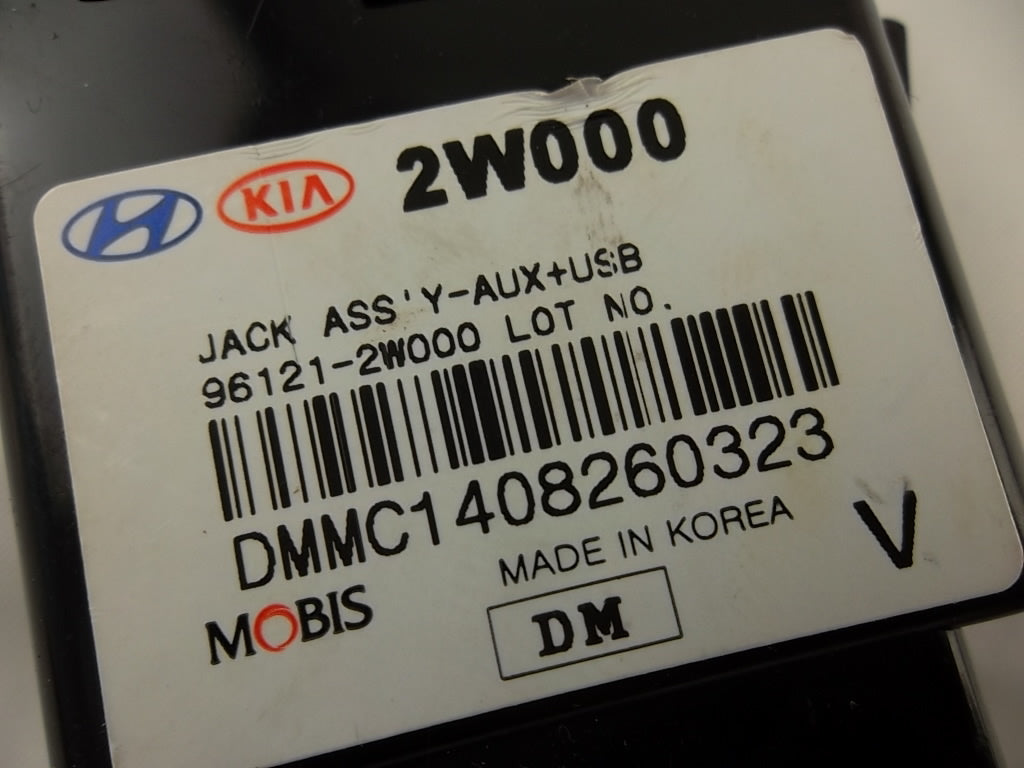 2013-2015 Hyundai Santa Fe Sport AUX USB Jack Assembly 96121-2W000