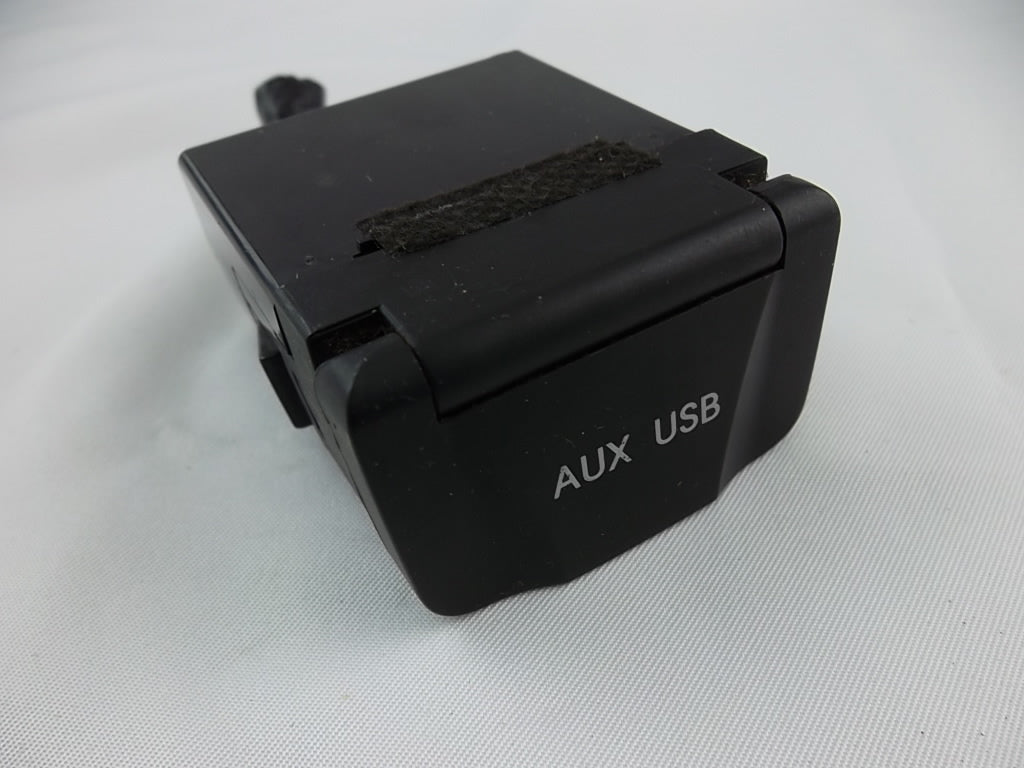 2013-2015 Hyundai Santa Fe Sport AUX USB Jack Assembly 96121-2W000