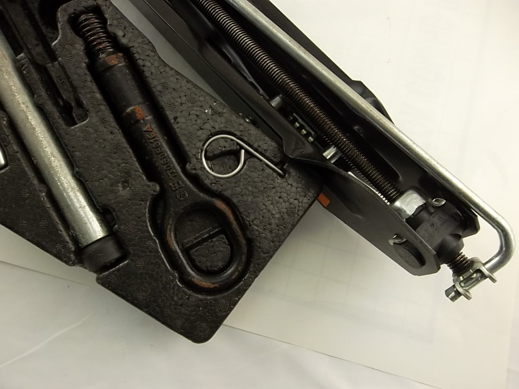 2007-2014 Audi Q7 3.6  Emergency Spare Tire Jack Tool Kit Foam Insert 7L0-011-031