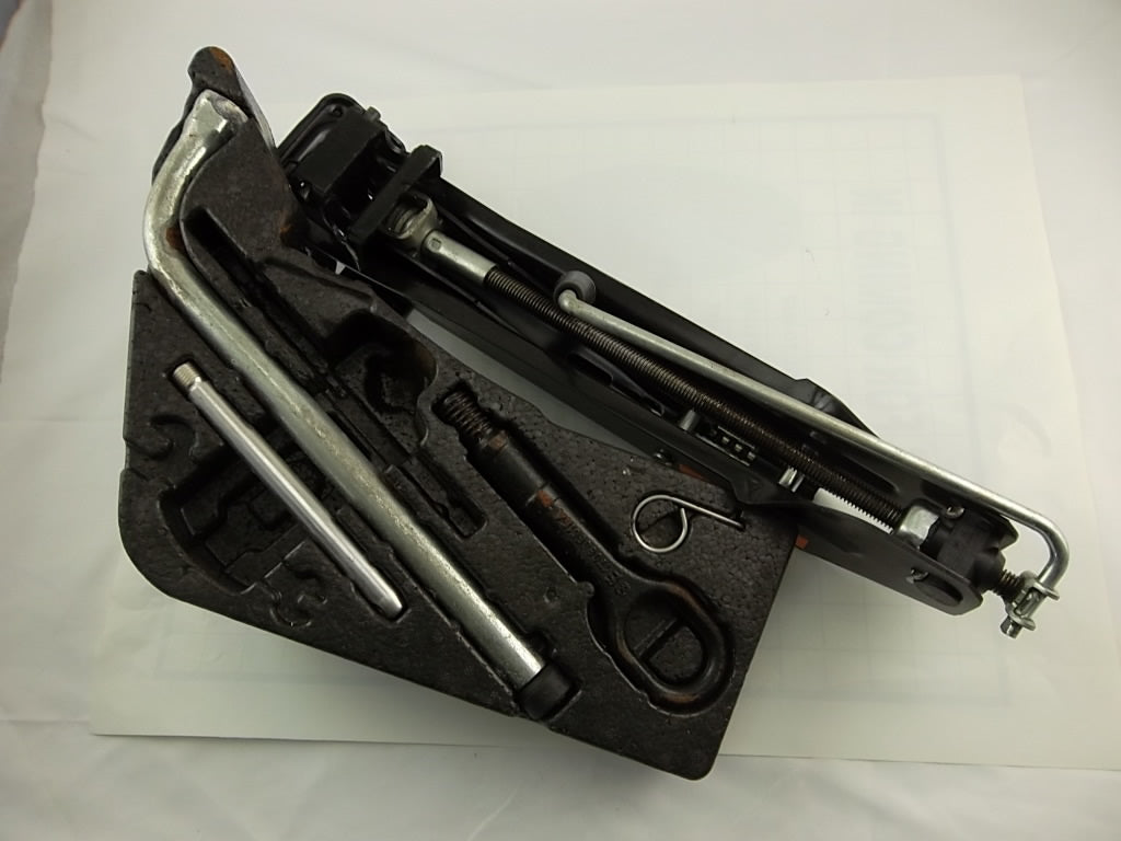 2007-2014 Audi Q7 3.6  Emergency Spare Tire Jack Tool Kit Foam Insert 7L0-011-031